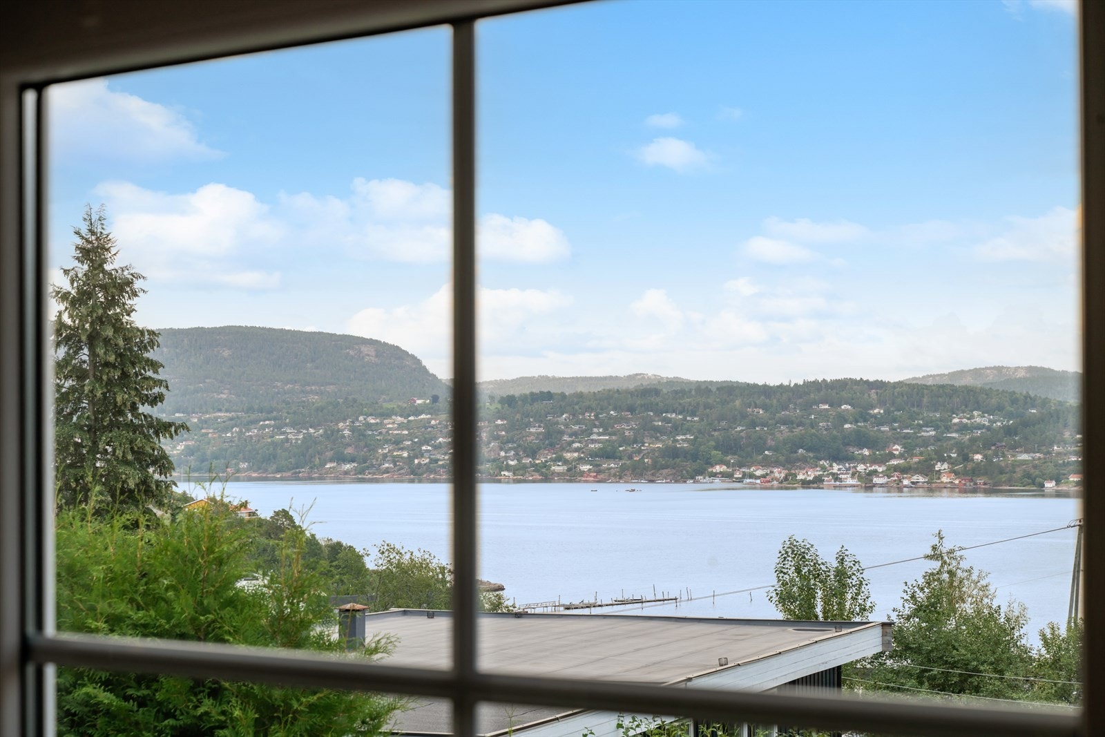 De store vindusflatene slipper inn rikelig med dagslys og gir flott utsikt mot fjorden. Galleribilde