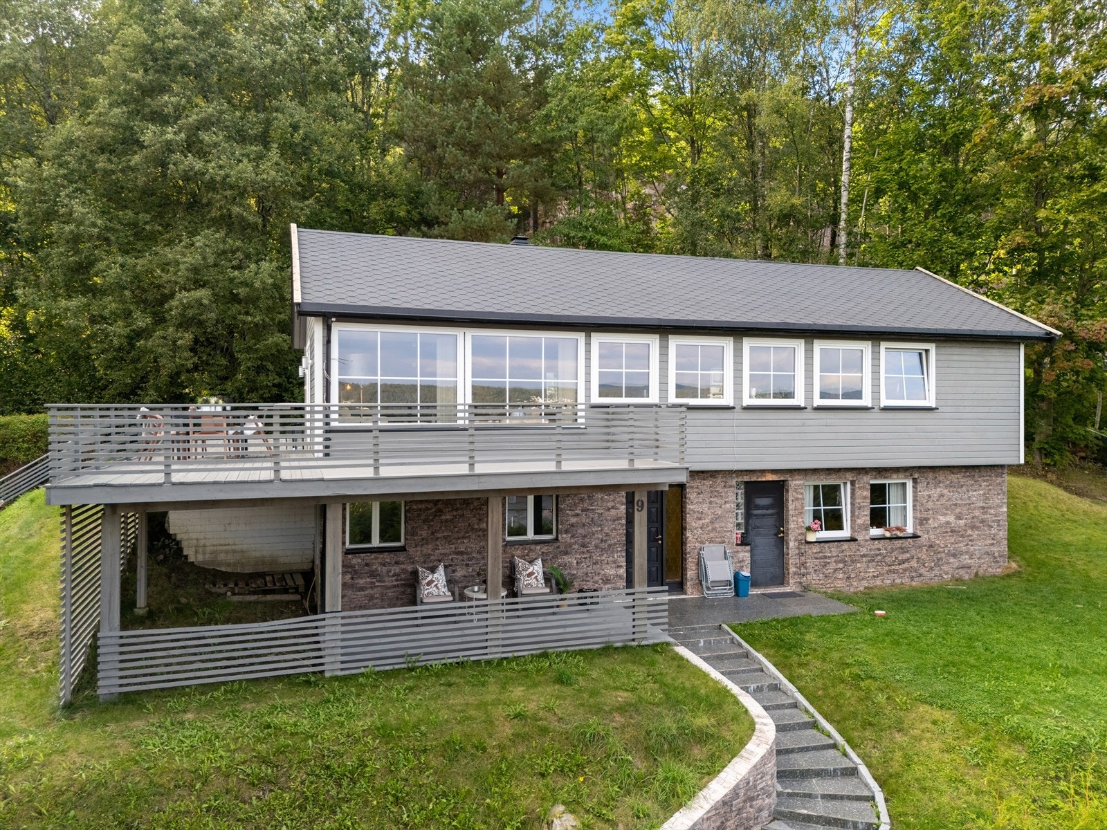 Boligen er etablert i et skrånende terreng. Galleribilde