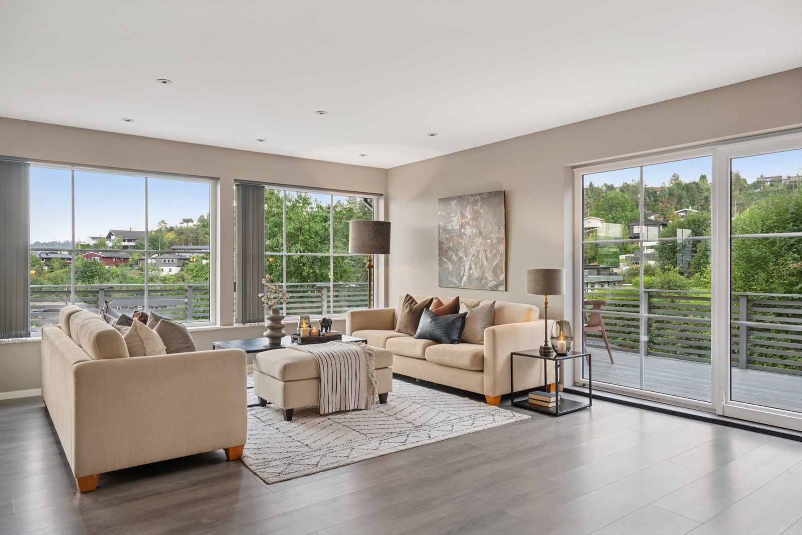 I hjemmets hoveddel, i første etasje finnes et stort oppholdsrom som består av åpen stue- og kjøkkenløsning. Rommet har laminatgulv og malte veggflater, med innfelte downlights i himlingen. Galleribilde