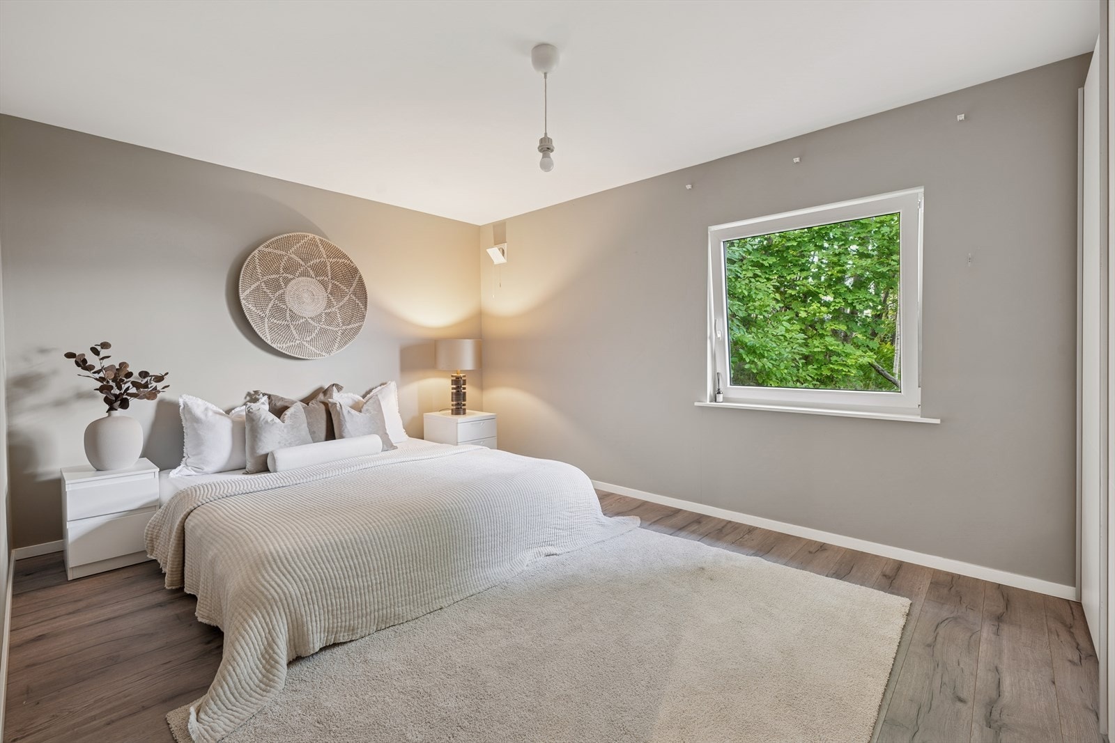 Det er tre soverom i første etasje. Galleribilde