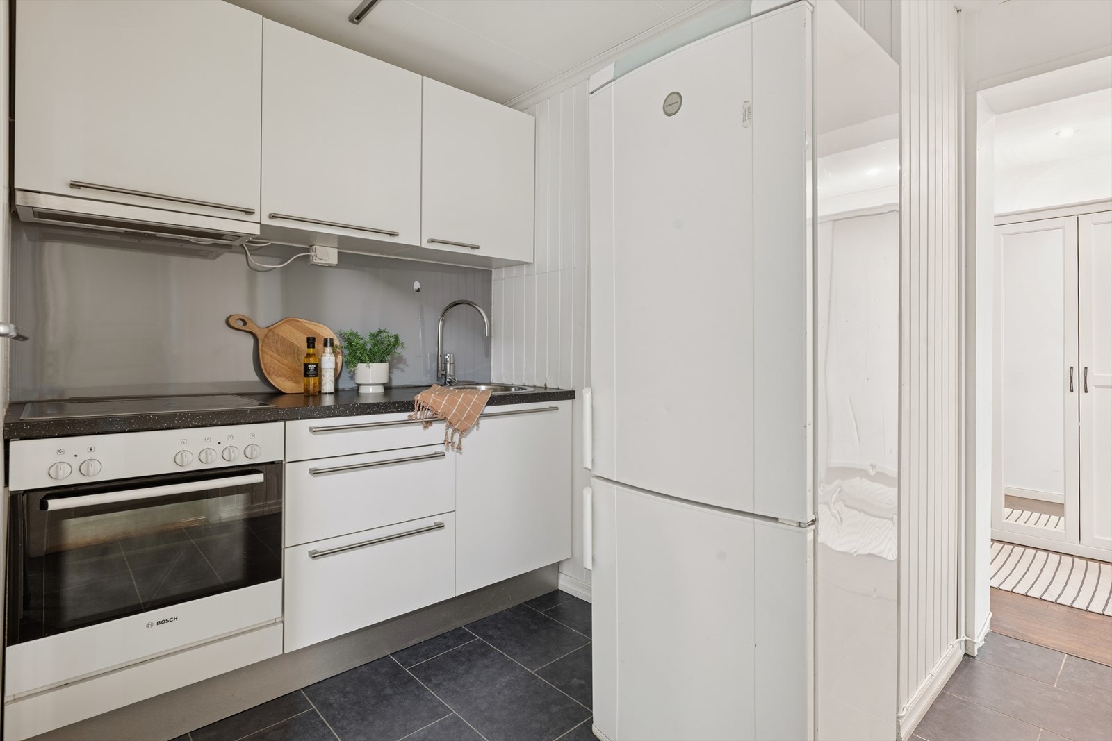 Kjøkkenet har innredning med lyse, glatte fronter og laminat benkeplate. Galleribilde