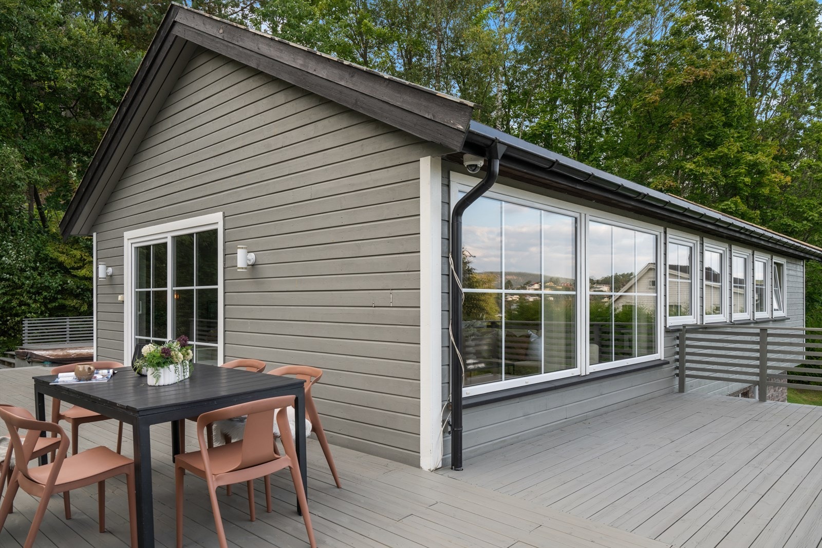 Terrassen byr på god plass til utemøbler og grill. Galleribilde