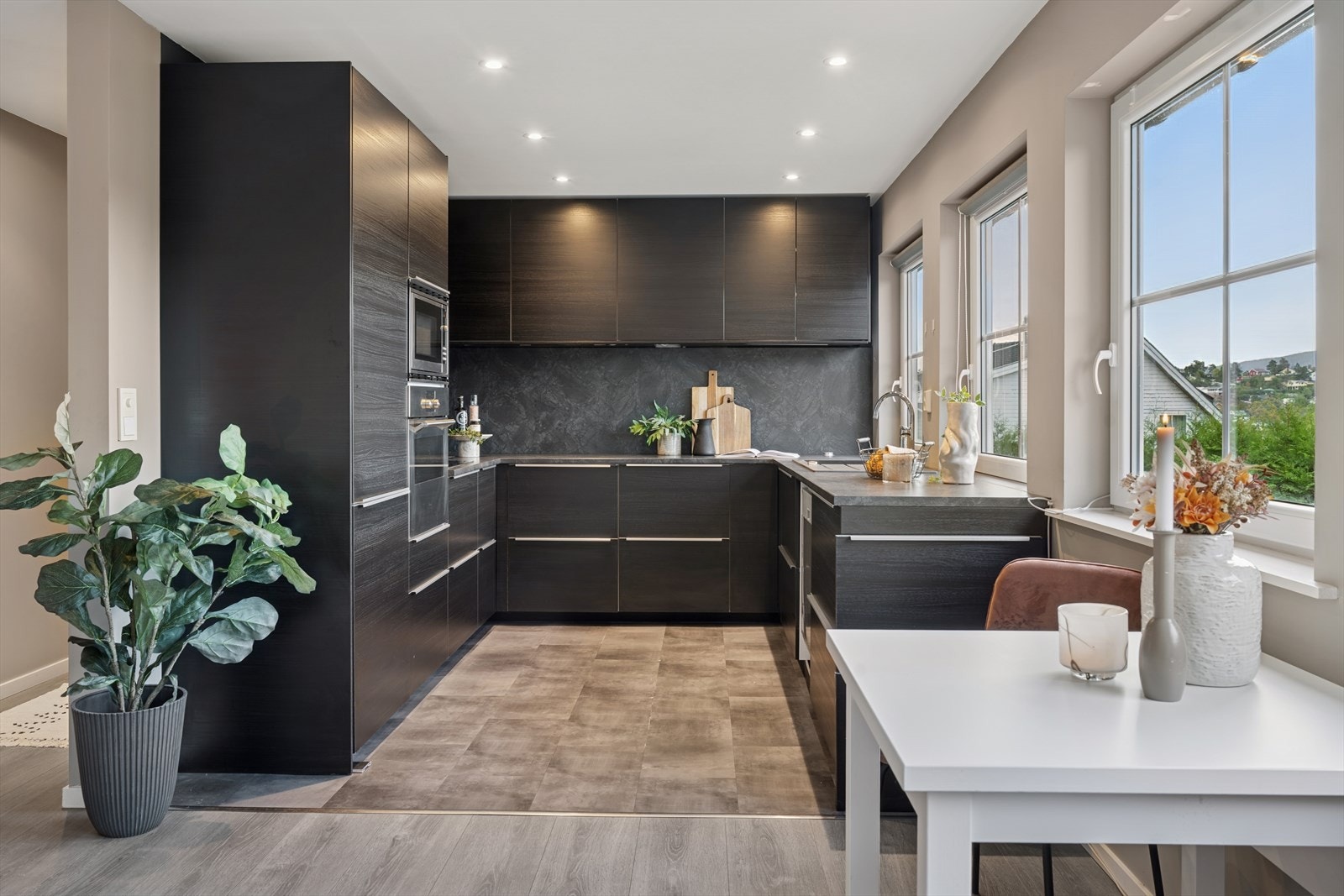 Kjøkkeninnredningen består av glatte fronter og laminat benkeplate. Galleribilde