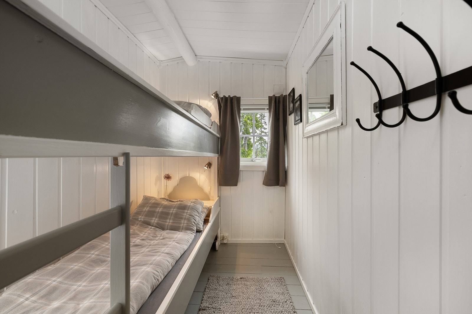 Soverom 2, innredet med køyeseng. Knaggrekke for oppheng av tøy. Galleribilde