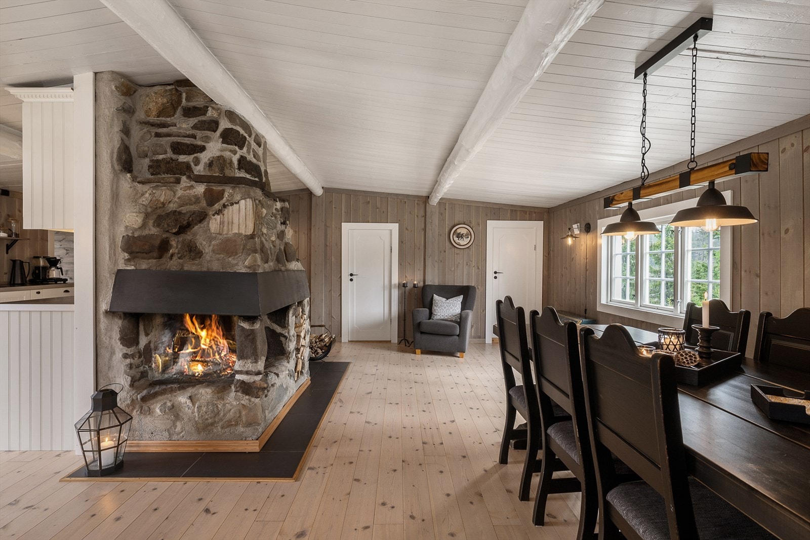 Det er god plass til et skikkelig langbord i hytta. Et naturlig samlingspunkt. Galleribilde