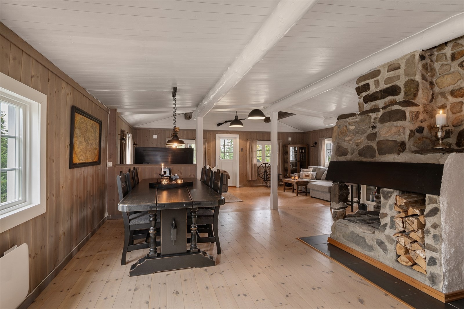 Hytta bærer preg av godt og jevnlig vedlikehold. Veggene i oppholdsrommet er beiset i en tidløs og lun fargetone. Lyse tregulv og hvitmalt tak. Galleribilde