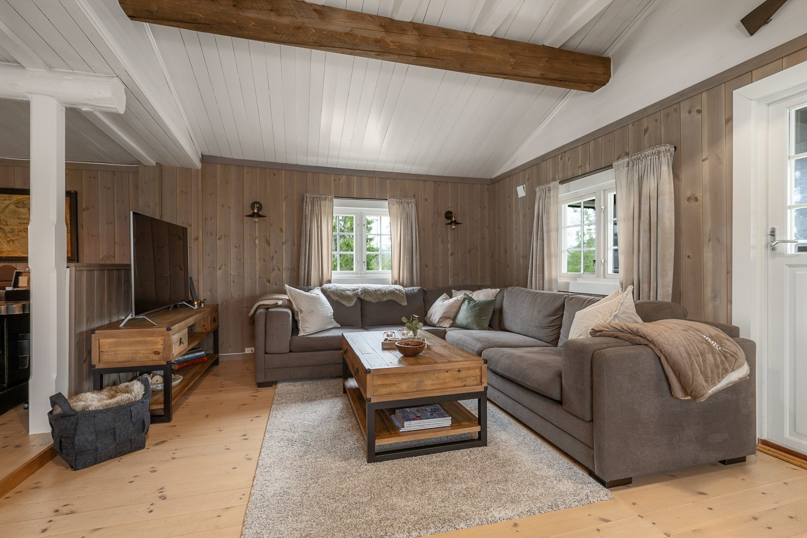 Det kommer fint naturlig lys inn i rommet gjennom vinduer på flere vegger. Galleribilde