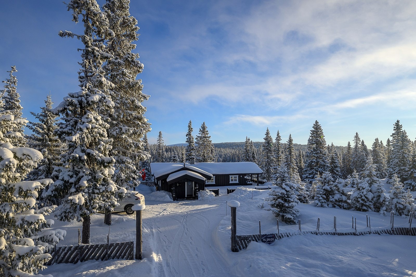 Nydelig beliggenhet, nesten innerst i en blindvei. Gruset adkomst med delvis inngjerdet, eiet tomt. Galleribilde