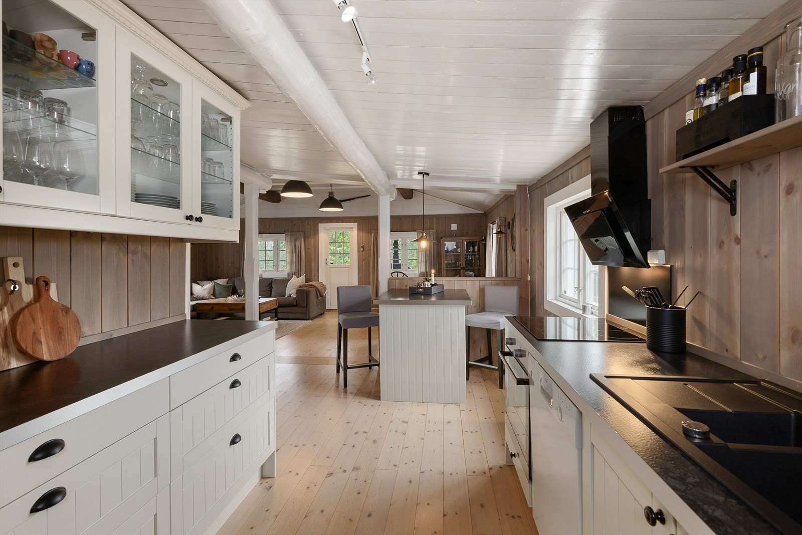 Det er innredning på begge sider av kjøkkenet. Integrerte hvitevarer. Skap og skuffer for oppbevaring. Galleribilde