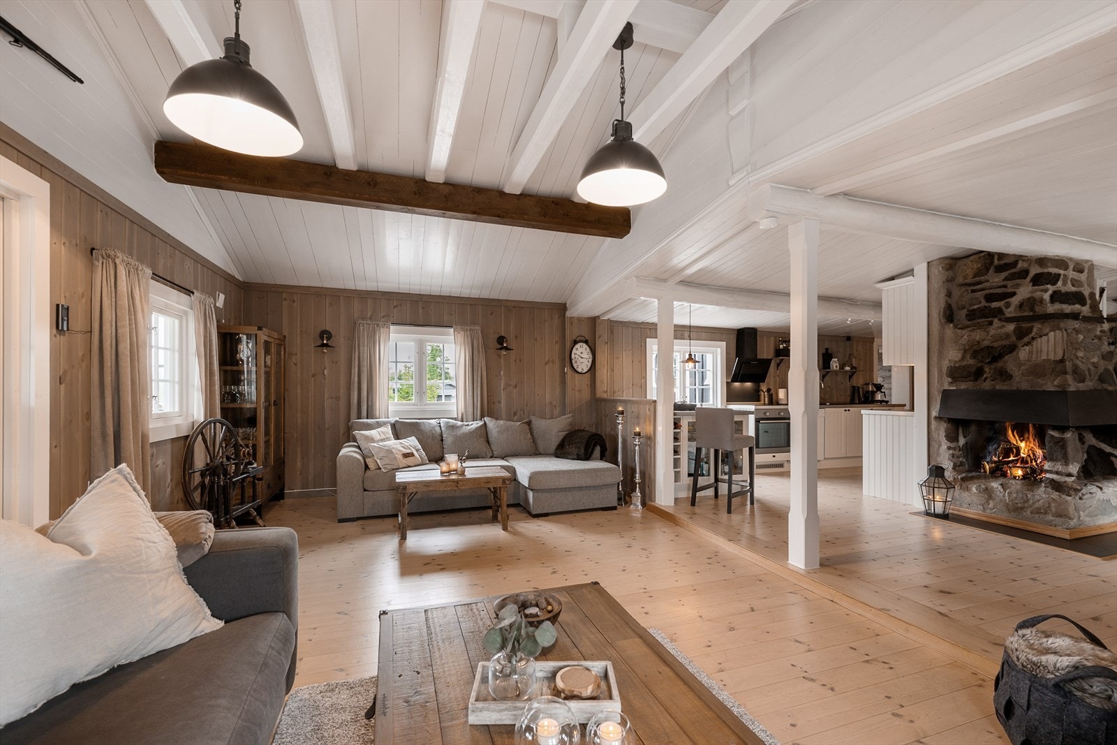 Koselig og innbydende stue med flott peis i naturstein. Galleribilde