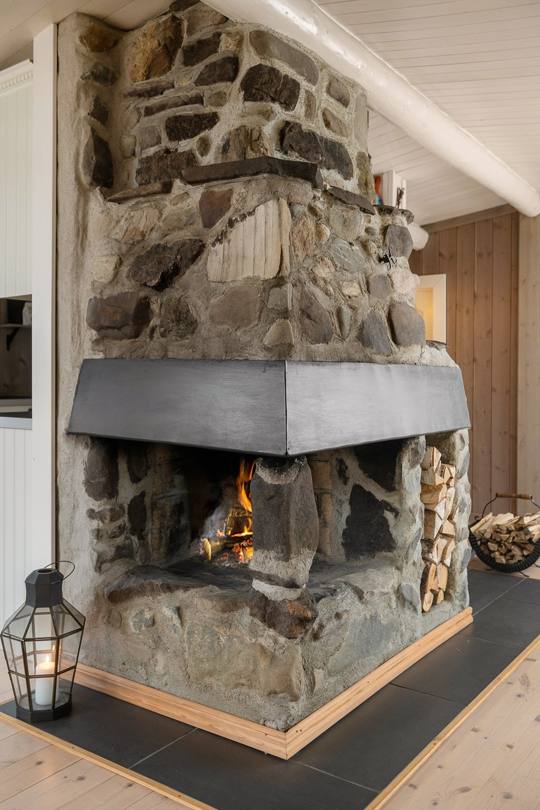 Ekte peiskos. Flott, muret natursteinspeis fint plassert i hytta. Galleribilde