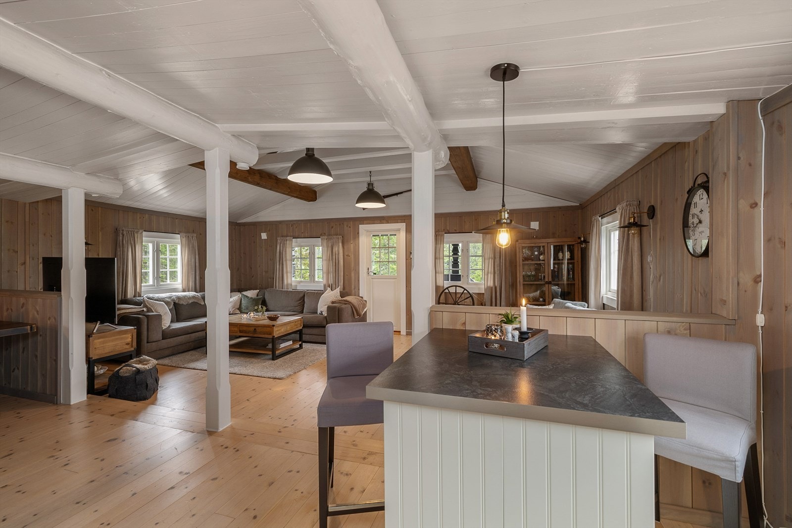 Hytta har et åpent og sosialt oppholdsrom med en åpen løsning mellom kjøkken og stue. Galleribilde