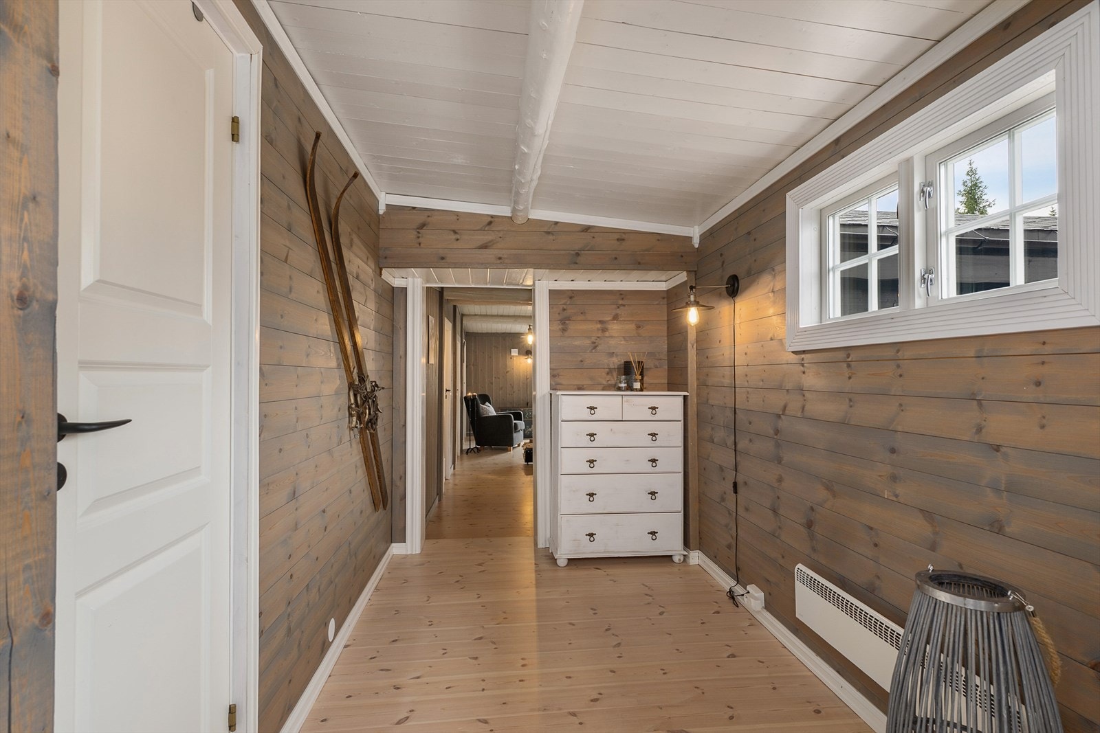 Fra gangen er det åpent inn til stua. Adkomst til hyttas bad/wc. Galleribilde