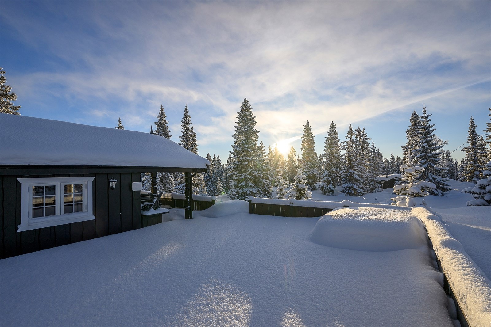 Herlig uteplass, skjermet for innsyn. Terrassen er stor og det er fine muligheter til å møblere. Galleribilde