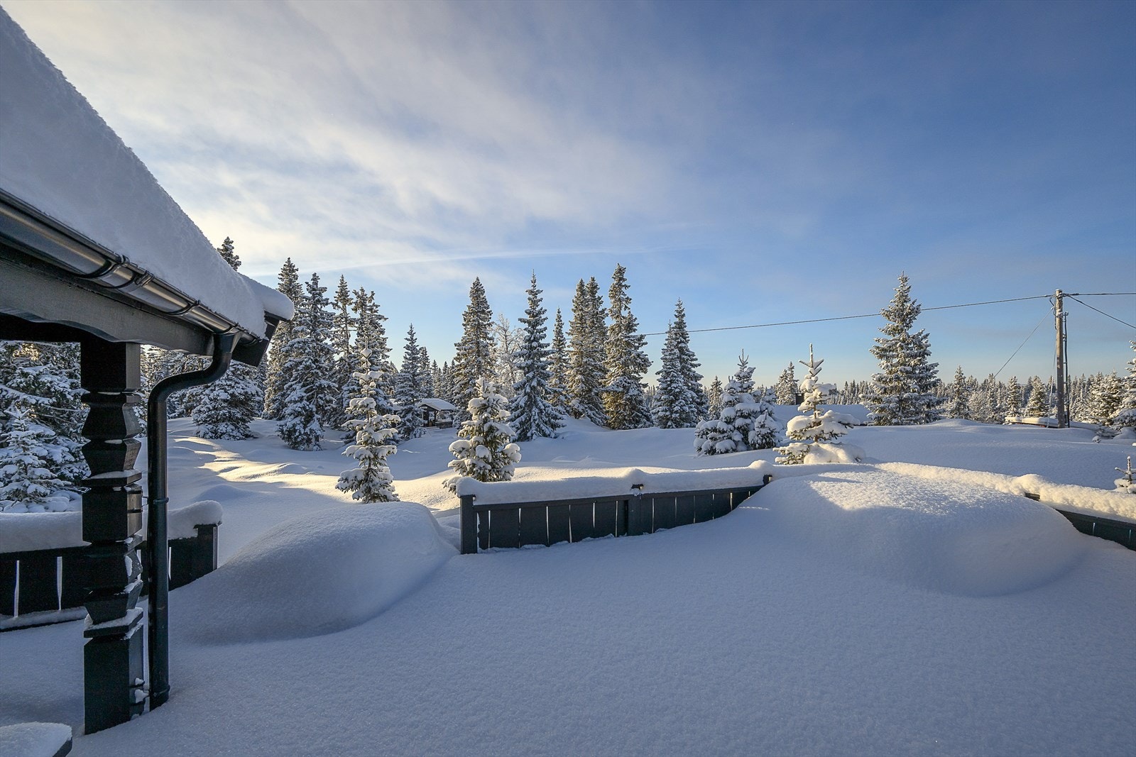 Et fint overbygg over deler av terrassen gir fine bruksmuligheter til alle årstider. Galleribilde