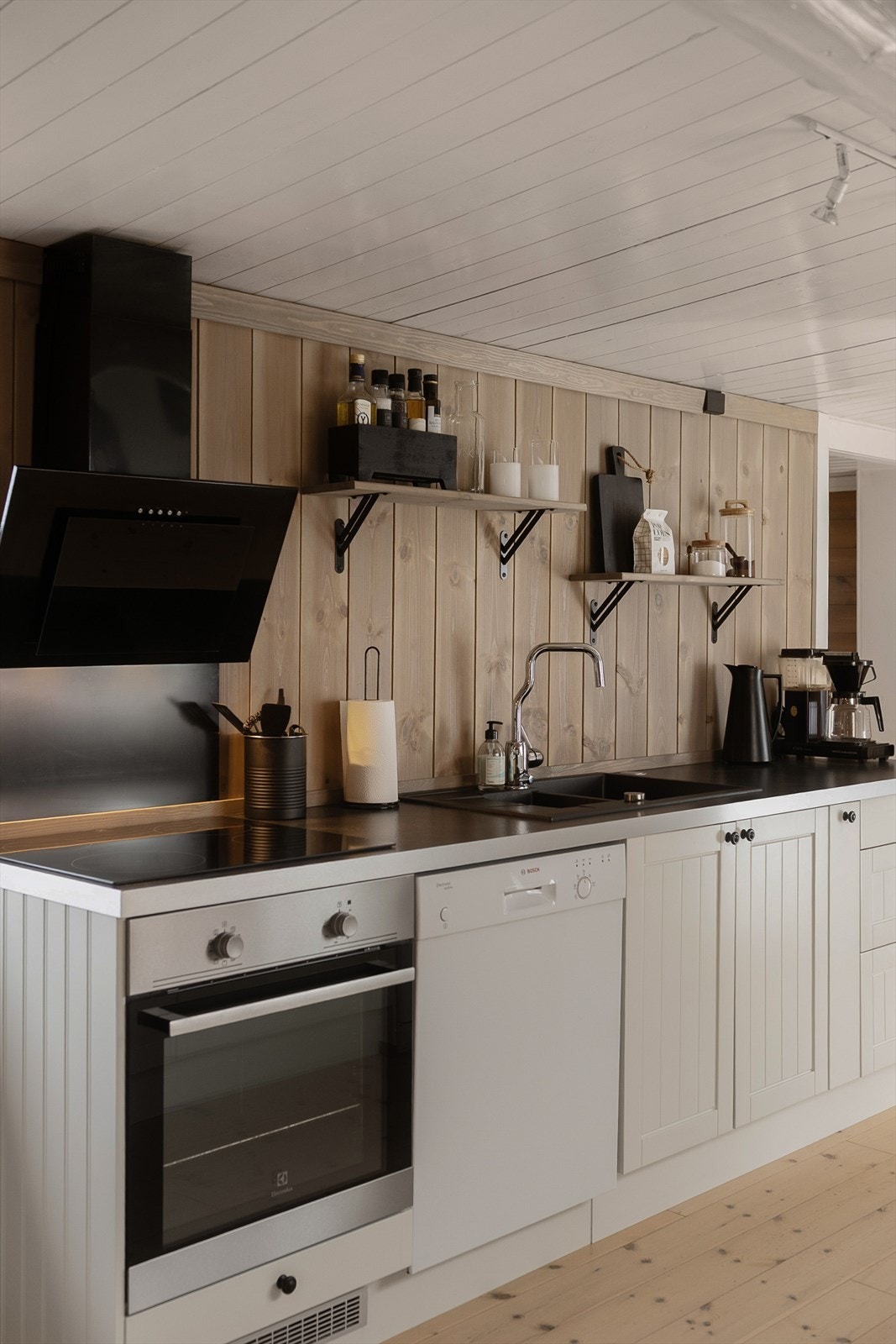 Frontene på kjøkkeninnredningen har en lun og delikat fargetone med lett profilering. Avtrekk over komfyr. Galleribilde