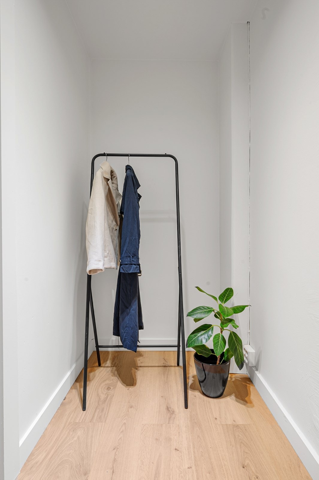 Mulighetene er mange - plassbygget skap eller skyvedørsgarderobe vil gi rikelig med plass til oppbevaring. Galleribilde