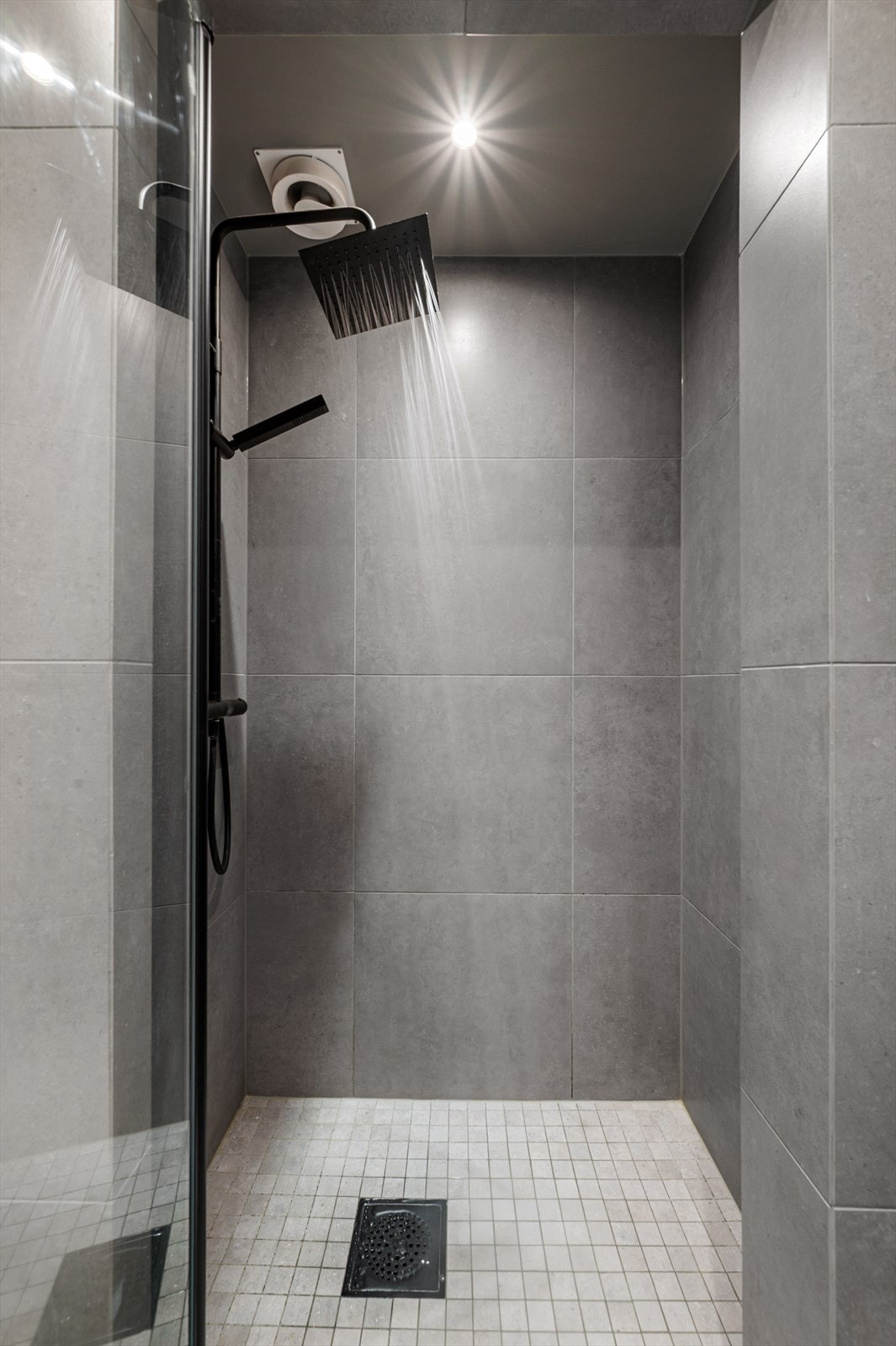 Nisje med regnfallsdusj. Galleribilde