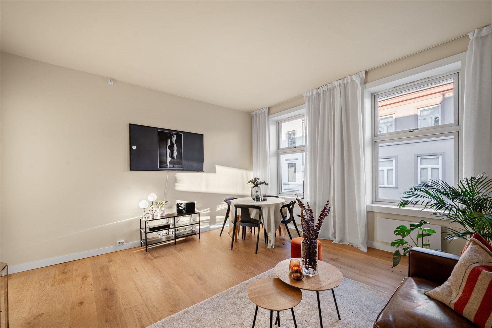 Leiligheten er gjennomgående og har store vindusflater som slipper inn rikelig med dagslys. Galleribilde