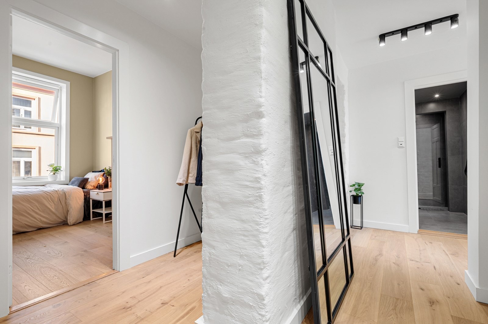 Mellom entré og to av leilighetens soverom er det en nisje som er perfekt til oppbevaring av ytterklær og annet. Galleribilde