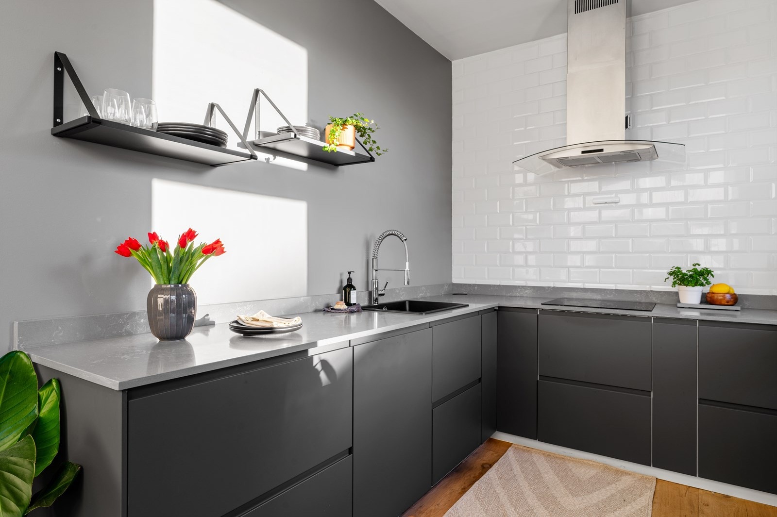 Kjøkkenet er utstyrt med nedfelt kum og uttrekkbart blandebatteri. Kjøkkenvifte har kullfilter. Galleribilde