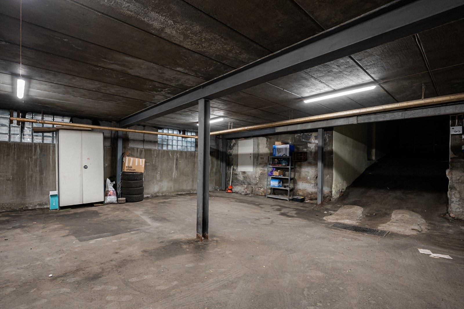 Romslig garasjeplass. Selger opplyser at det er etablert trefas strøm som er nødvendig for elbil lading. Det er ikke installert elbil lader i dag. Galleribilde