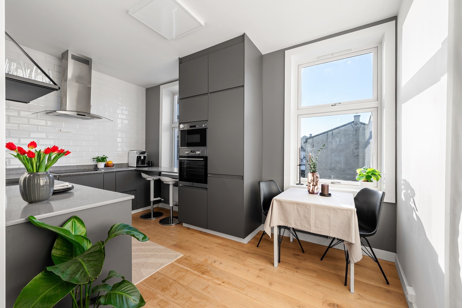 Kjøkkenet har en fin utforming som gir godt med både skap- og benkeplass. Galleribilde