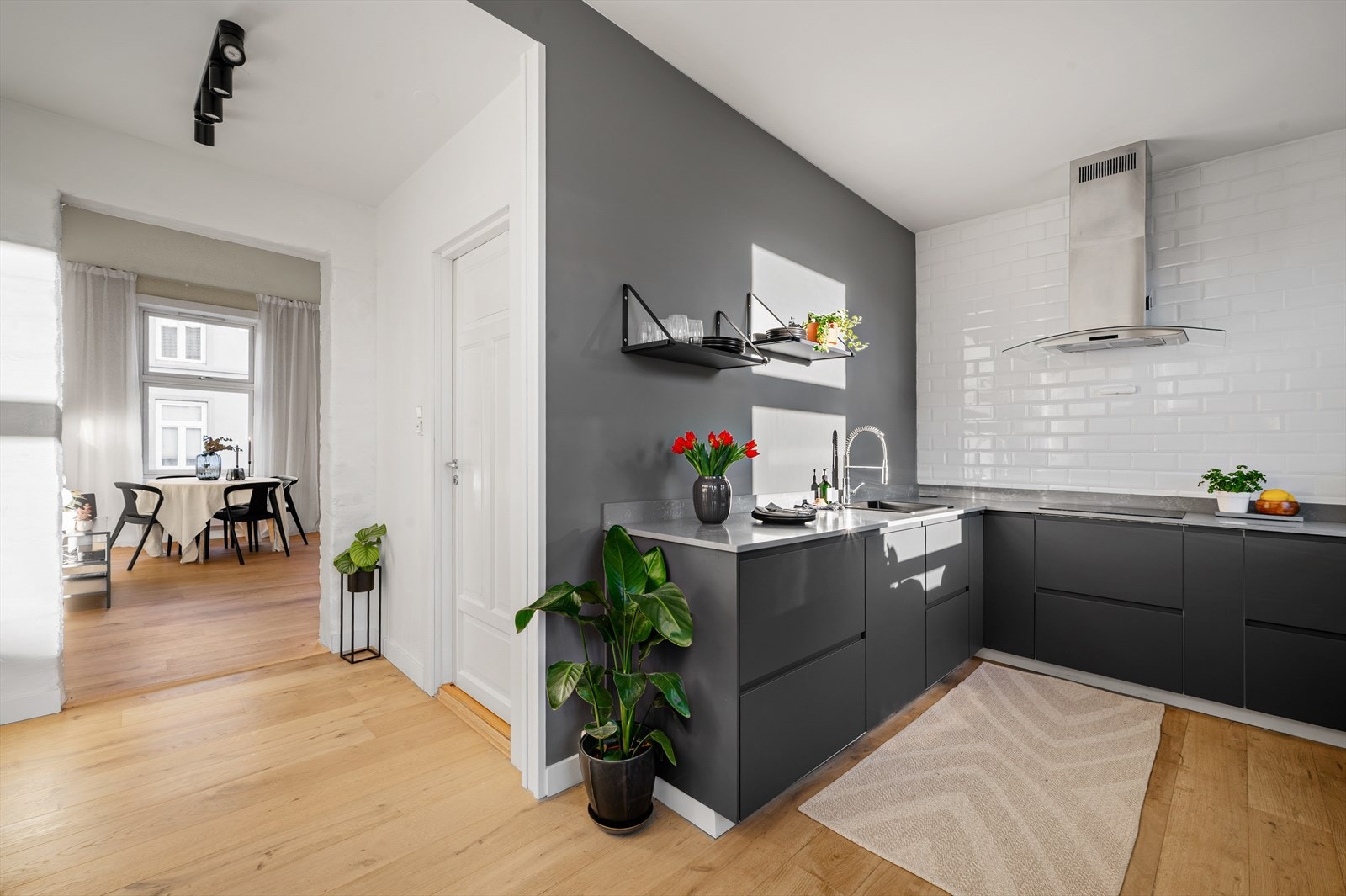 Lekkert og moderne kjøkken fra IKEA med kompositt benkeplate fra Easystone. Galleribilde