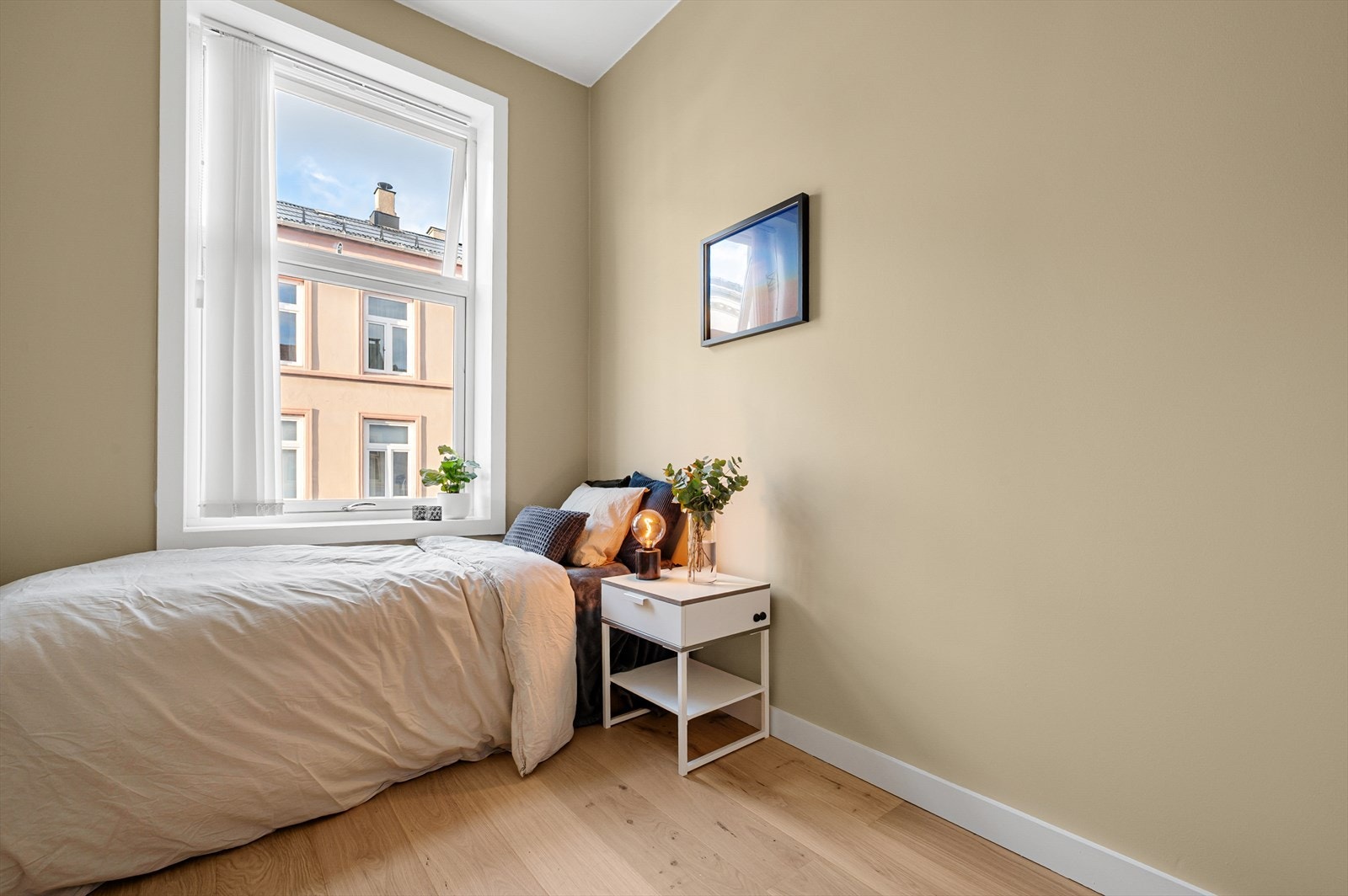 Her er det god plass til seng med nattbord. Galleribilde