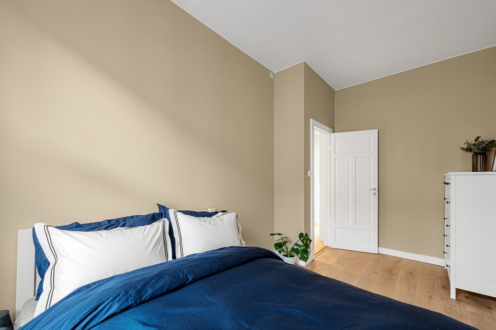 Det er også god plass til garderobeskap for ekstra oppbevaring av klær. Galleribilde