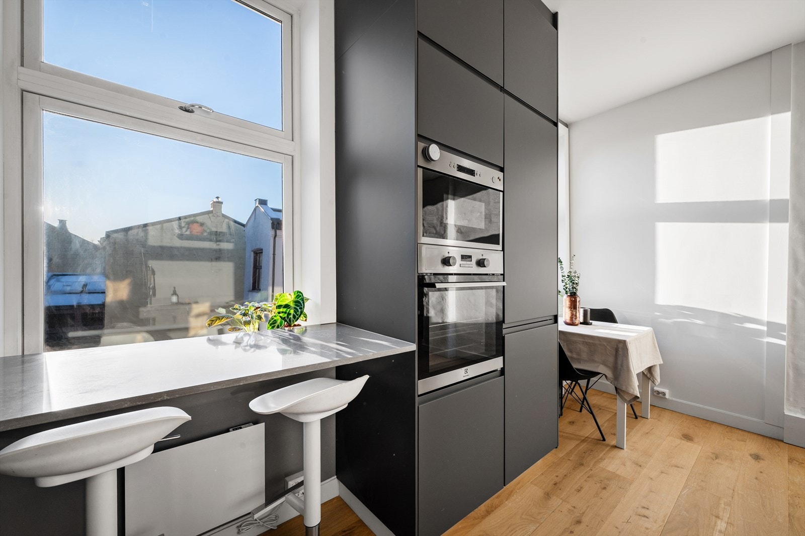 Kjøkkenet er utstyrt med integrerte hvitevarer som mikro, stekeovn, induksjonstopp og oppvaskmaskin. Galleribilde