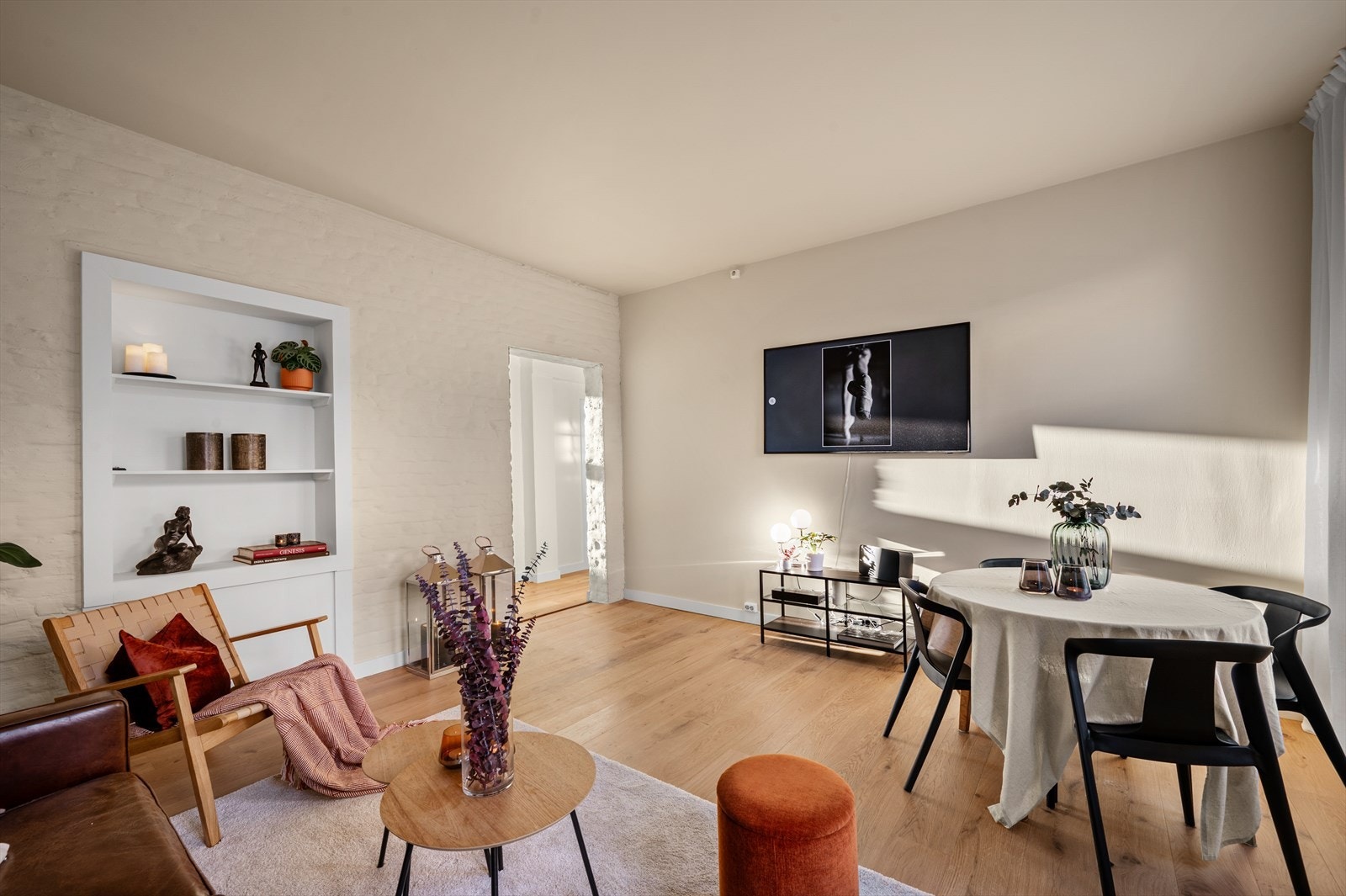 Leiligheten ble nymalt i 2024 og oppleves svært lys og romslig. Galleribilde