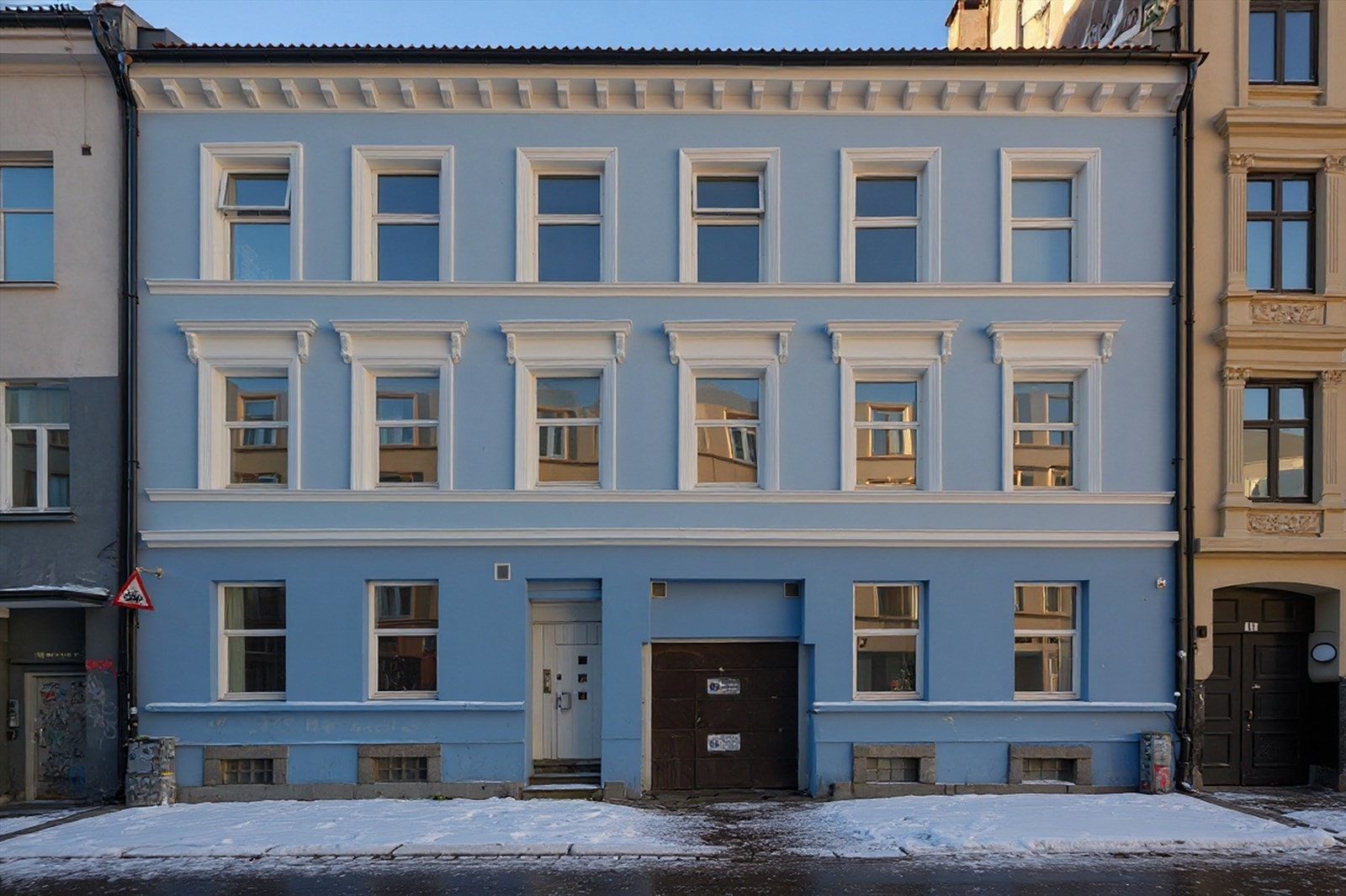 Leiligheten ligger i byggets tredje etasje. Som seksjonseier overtar du også garasjeplass i kjeller som har adkomst fra sort port. Galleribilde