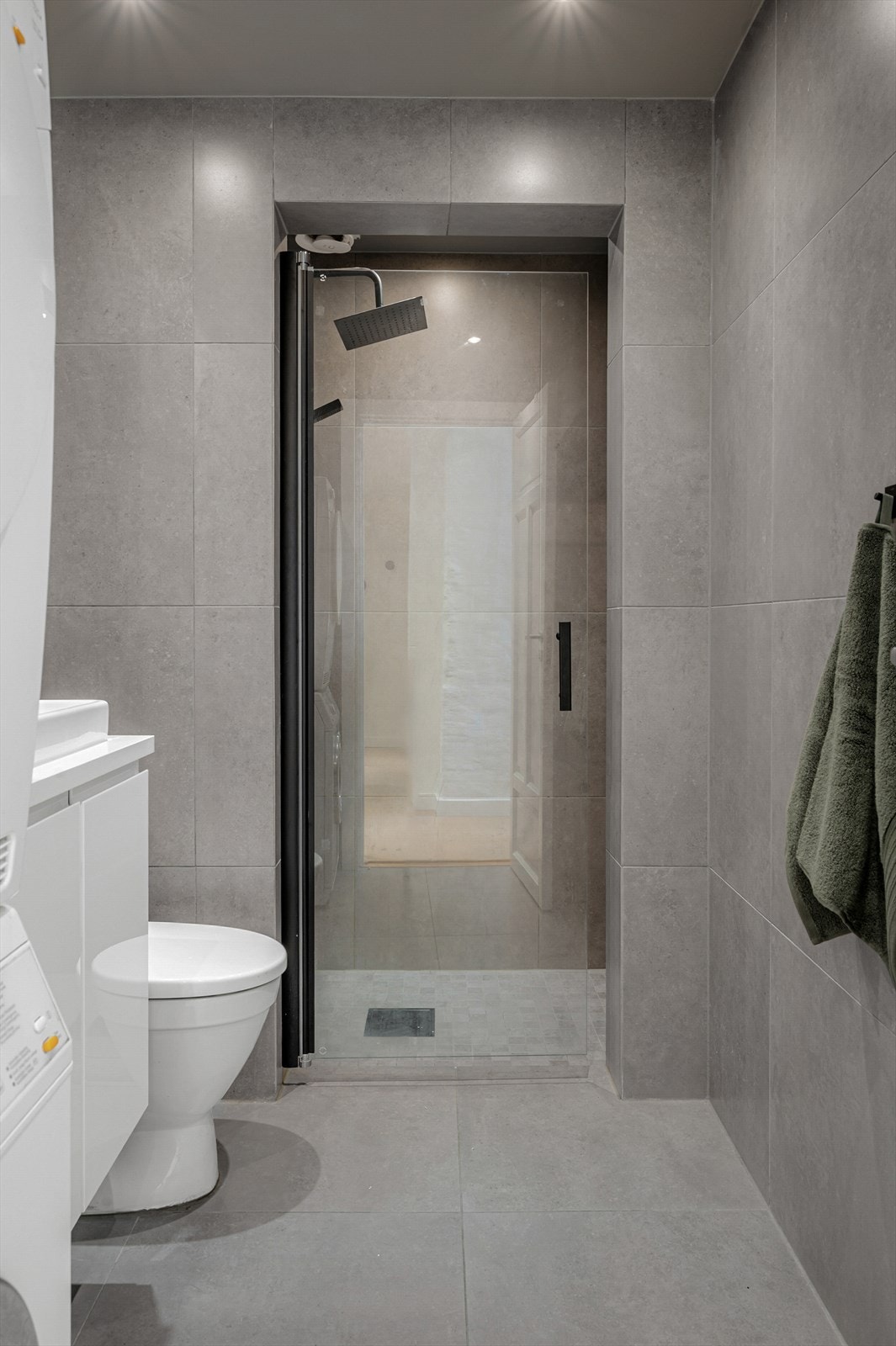 Badet har et moderne uttrykk med stilrene flis og varmekabler i gulv. Badet ble overflateoppusset i 2024. Galleribilde