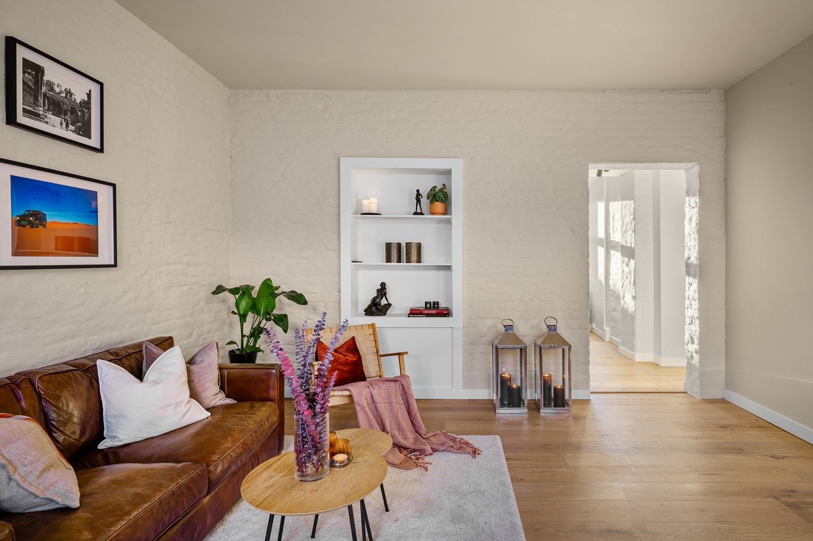 Bak plassbygget hylle er det adkomst til vann/avløp - dette gjør det svært enkelt å flytte kjøkken for endring av planløsning. Galleribilde