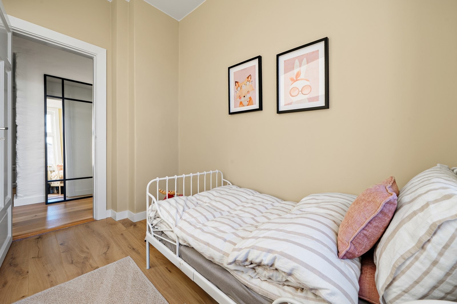 Rommet er byggemeldt som bod i originale plantegninger, men tilfredsstiller dagens krav med lys og volum. Endring av utnyttelse fra s-rom til p-rom er søknadspliktig. Selger kan omsøke, men det gjøres på eget ansvar og regning. Galleribilde