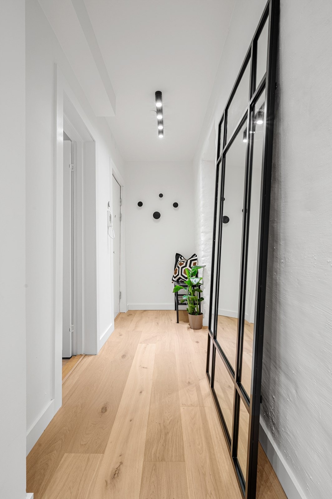 Velkommen inn. Ved entrédøren slipper du enkelt inn gjester fra hovedinngangen med callinganlegg. Galleribilde