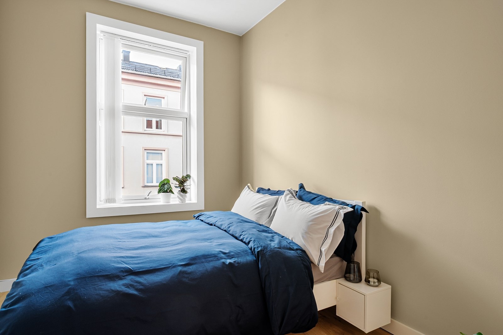 Hovedsoverommet er av god størrelse med plass til dobbeltseng og nattbord på begge sider. Galleribilde