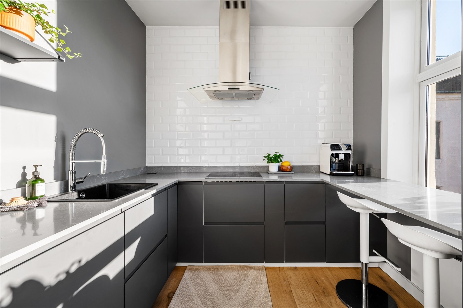 Det er også godt lysinnslipp fra store vinduer på kjøkkenet. Galleribilde