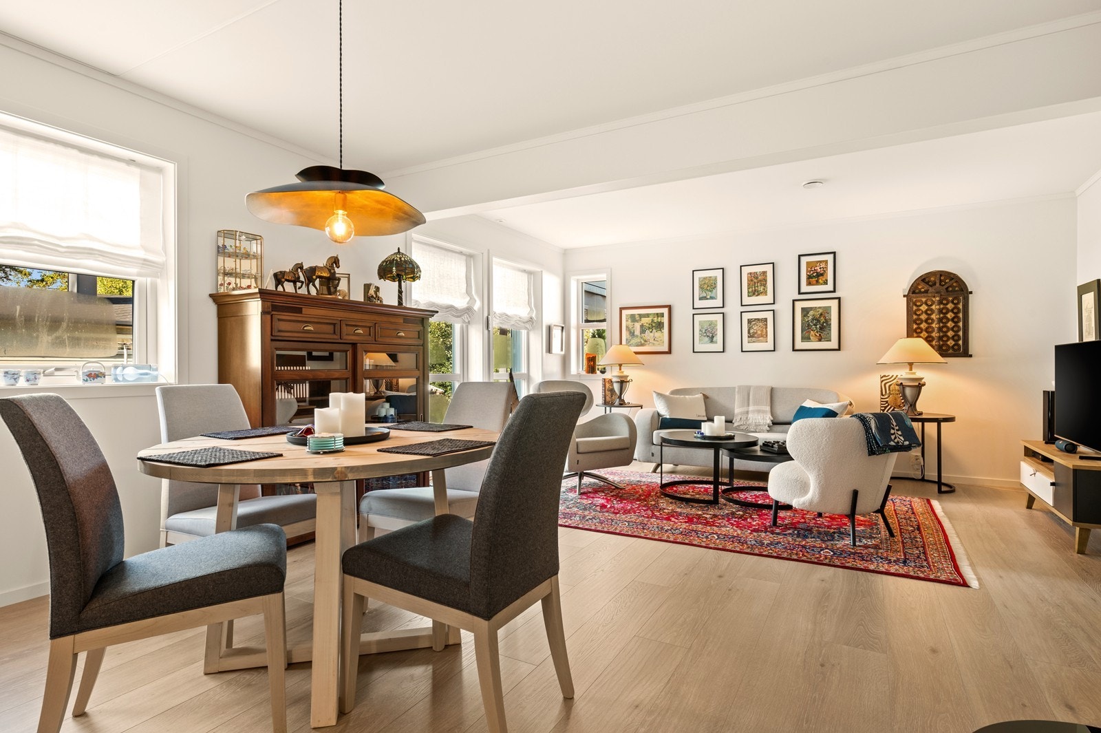 Stuen har gode vindusflater som gir rikelig med naturlig lys. Galleribilde