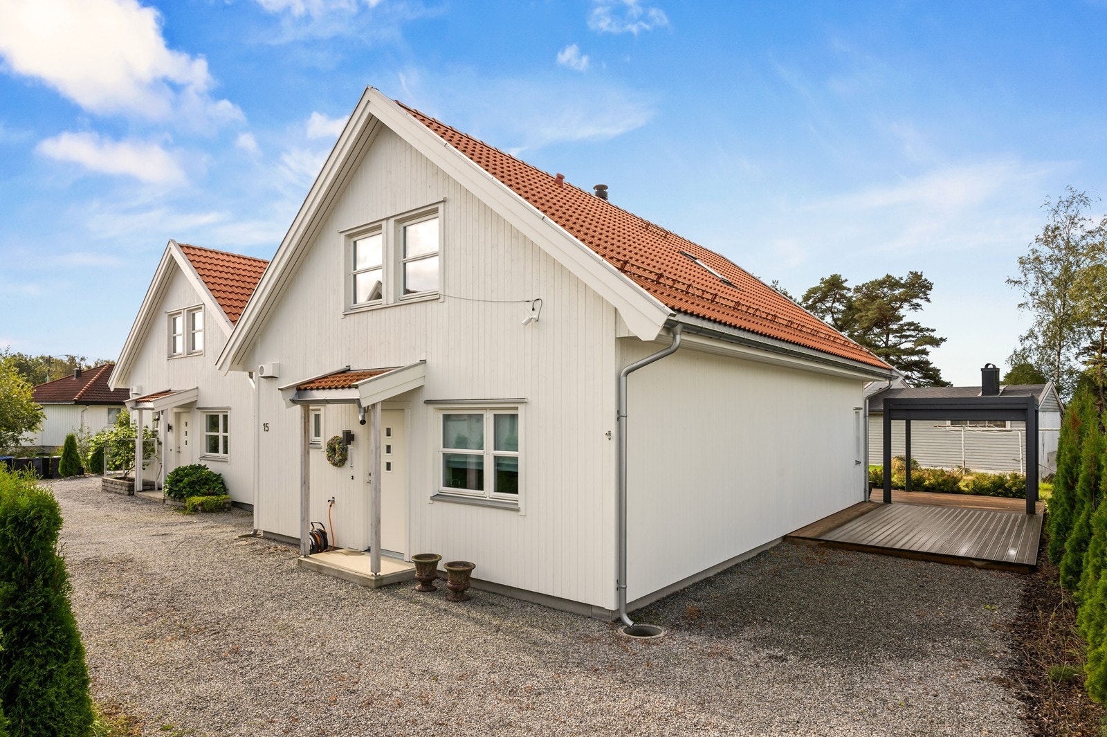 Tomten ligger usjenert til fra veien med opparbeidet busker. Galleribilde