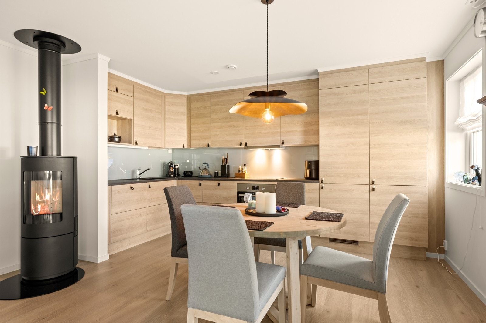 Romslig kjøkken med integrerte hvitevarer og god plass for spisestue. Galleribilde