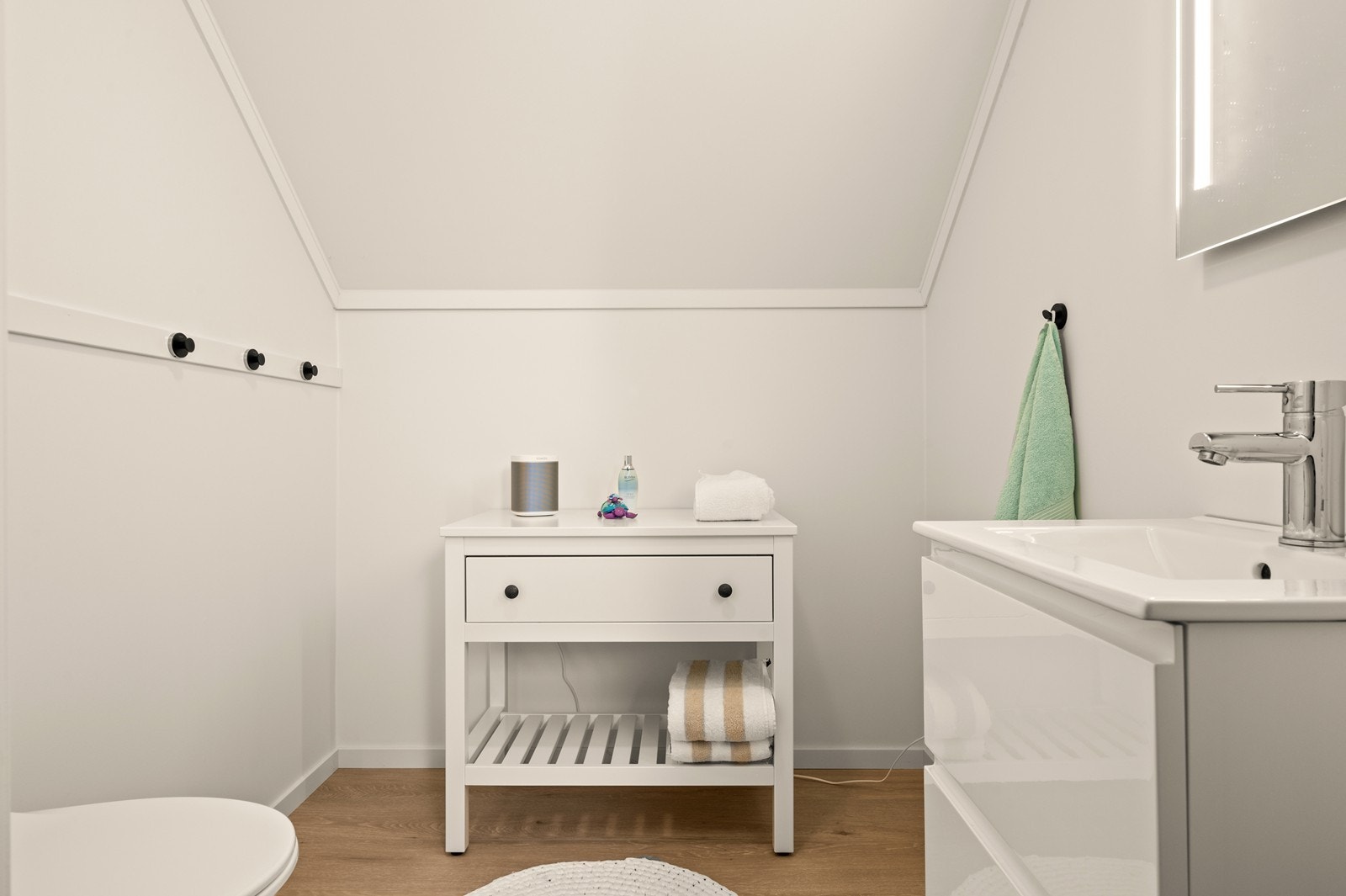 Separat toalettrom med wc og vask. Galleribilde