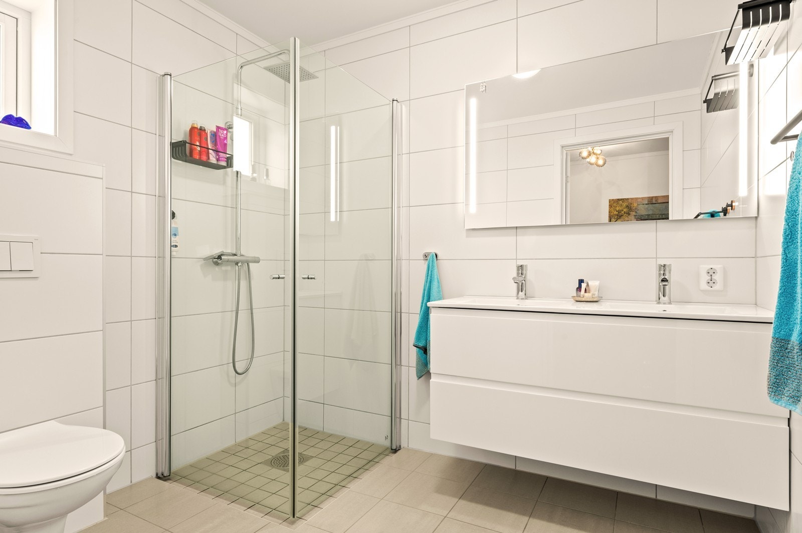 Det er flislagt bad med varmekabler i gulvet. Galleribilde