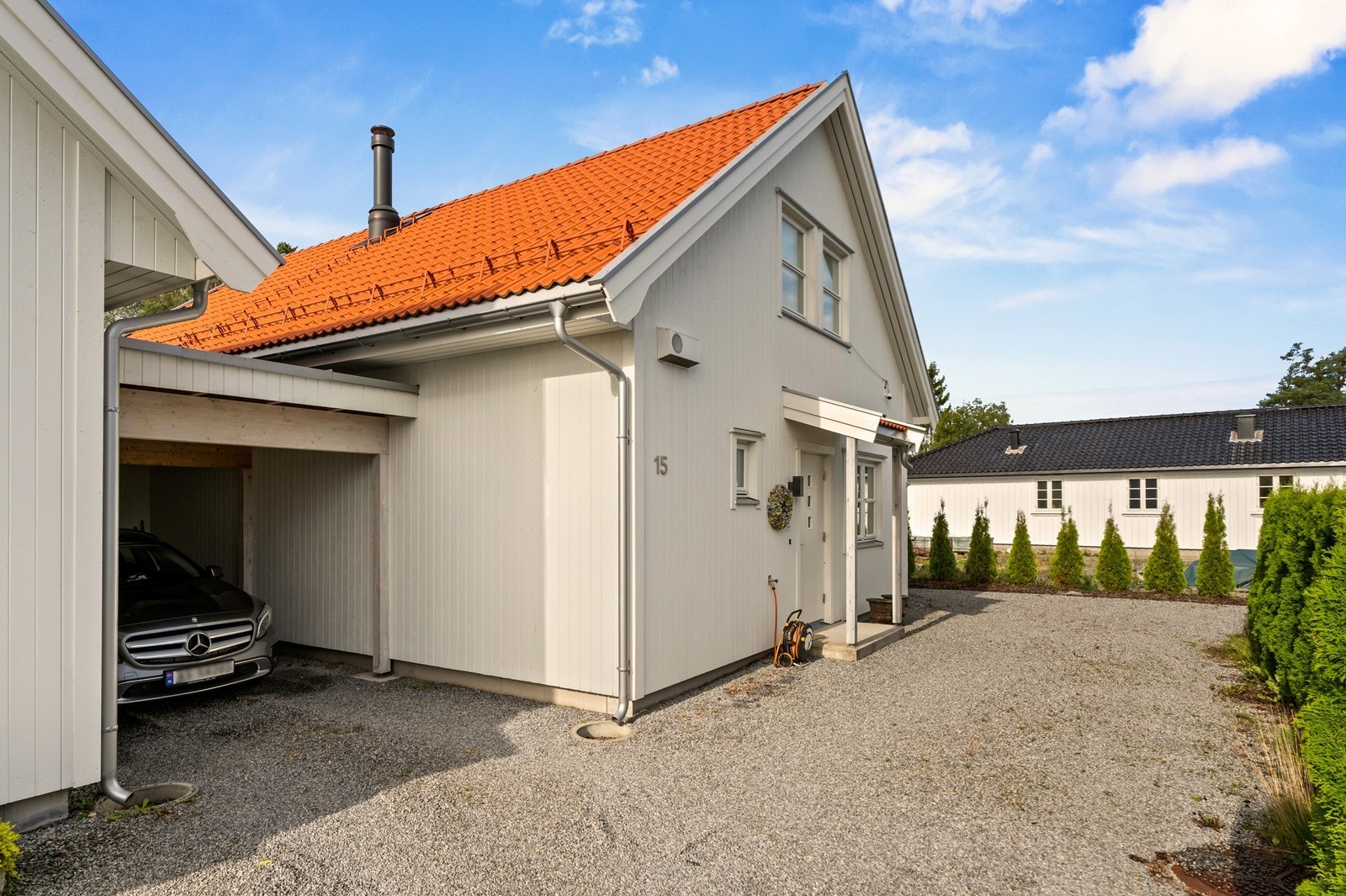 Eiendommen har gode parkeringsmuligheter med tilhørende carport. Galleribilde