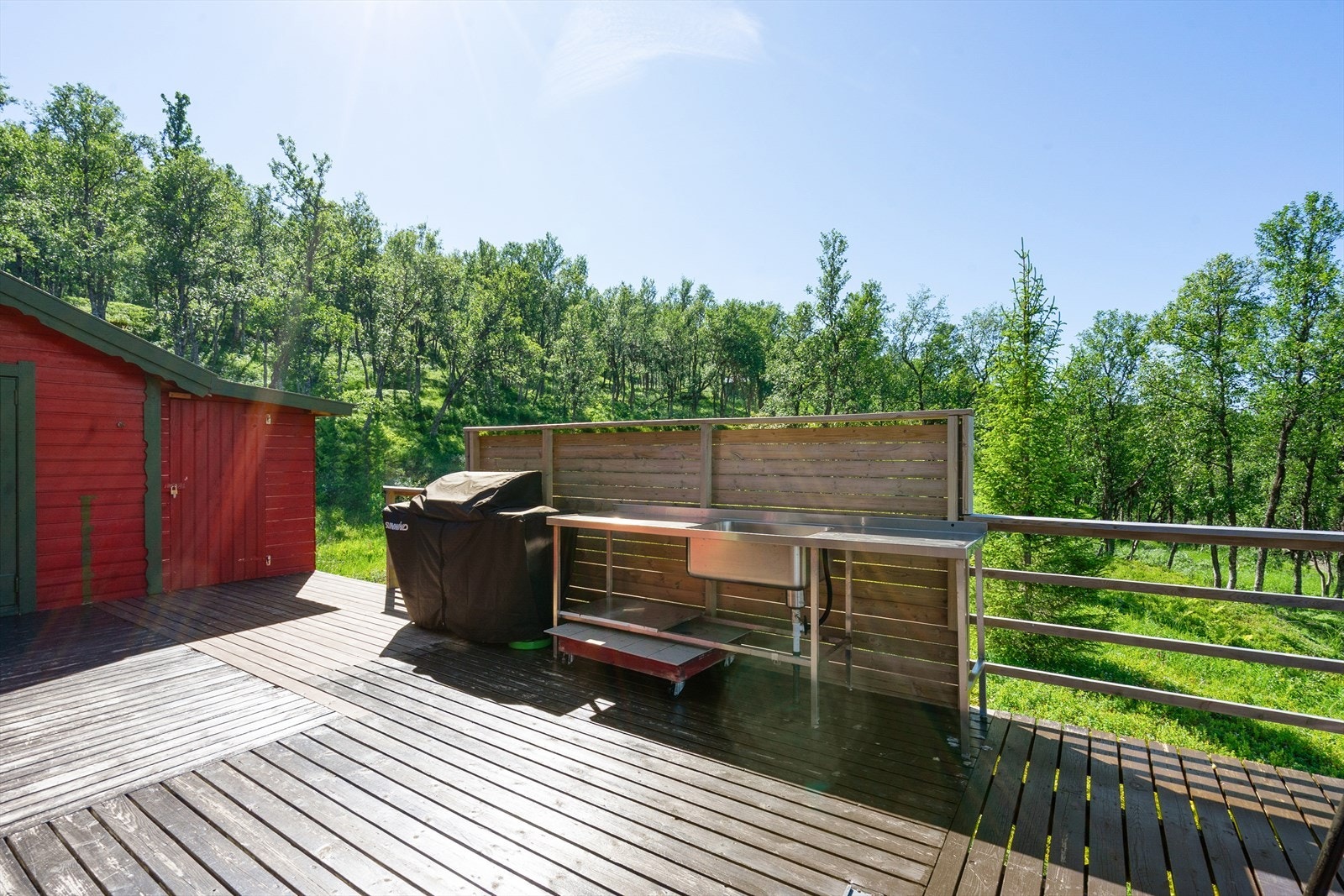 Terrassen er utstyrt med utekjøkken og utebod Galleribilde