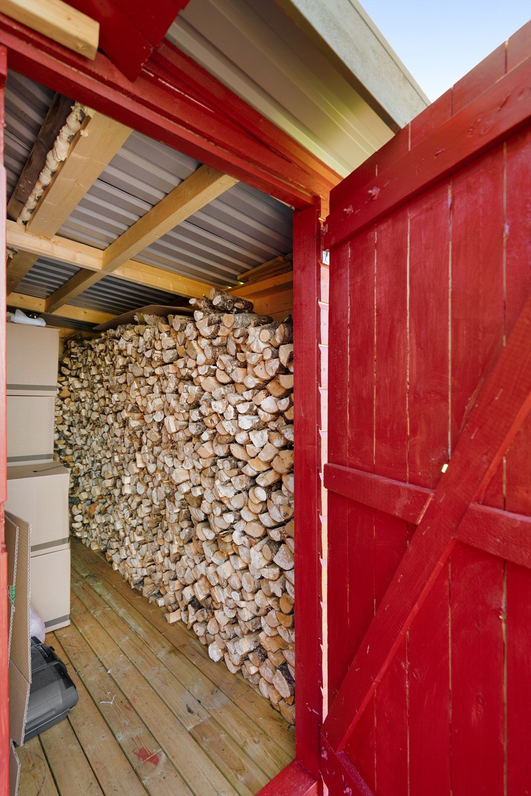 Utvendig bod med god plass for lagring av ved Galleribilde