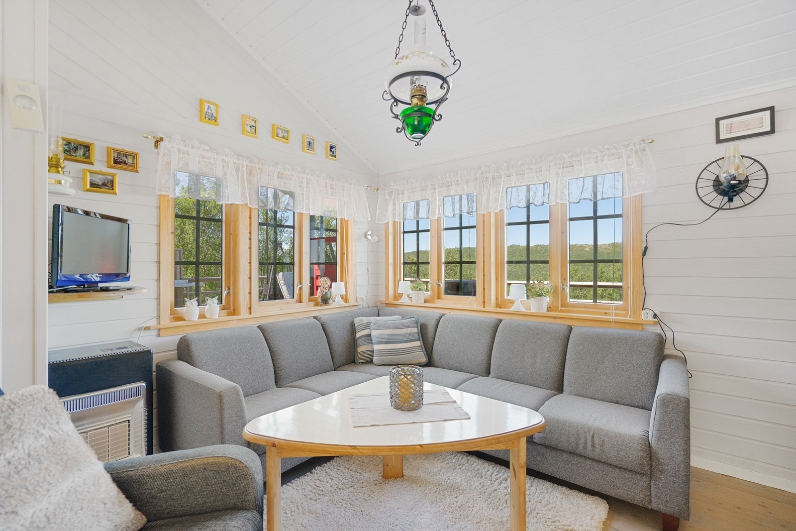 Stue med god takhøyde og vinduer som gir inn mye lysinnslipp Galleribilde