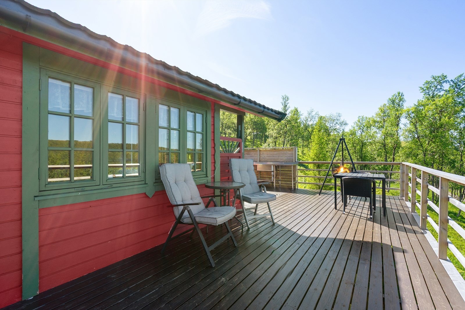 Terrasse på fremsiden av hytten, god plass for møblering Galleribilde