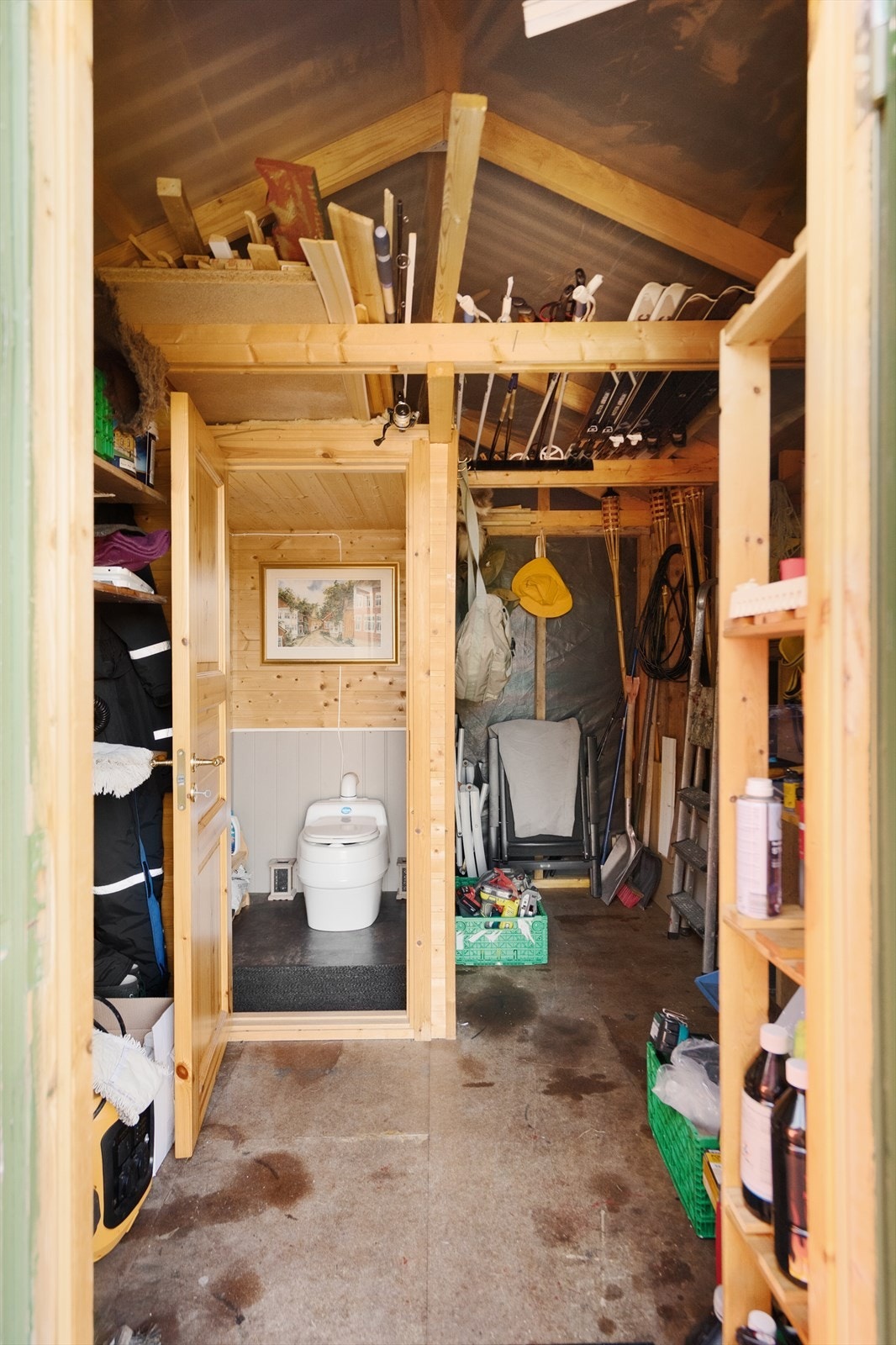 Utvendig bod kan brukes for oppbevaring og er utstyrt med toalettrom Galleribilde